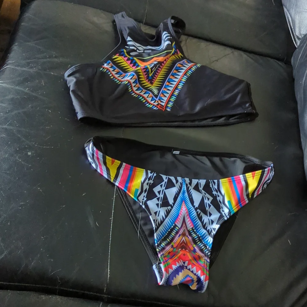 Bikini - Picture 1 of 2
